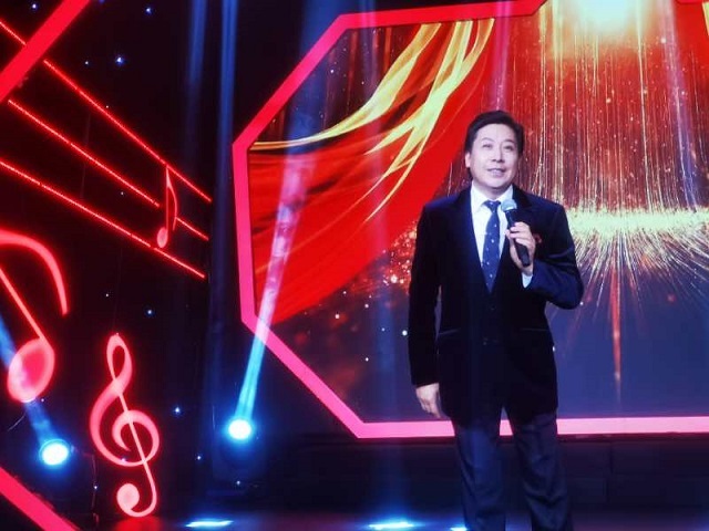 男声独唱:《小康幸福路一个不能少 》演唱者:魏金栋 (张正晔摄) 男声独唱:《小康幸福路一个不能少 》演唱者:魏金栋 (张正晔摄)