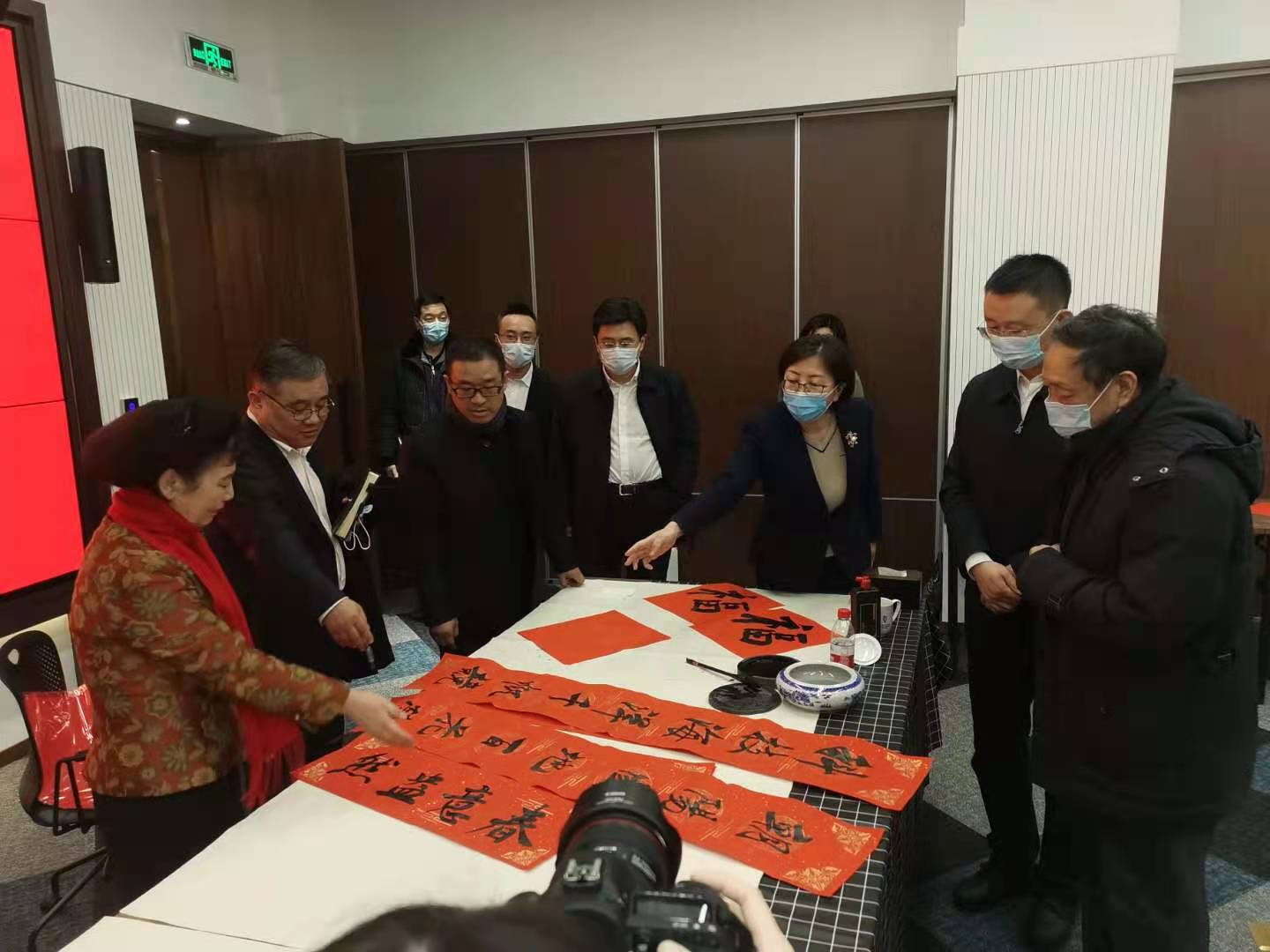 21朝阳区文联文艺志愿服务“迎新春送福到家”慰问科学家(朝阳文联供图) 21朝阳区文联文艺志愿服务“迎新春送福到家”慰问科学家(朝阳文联供图)