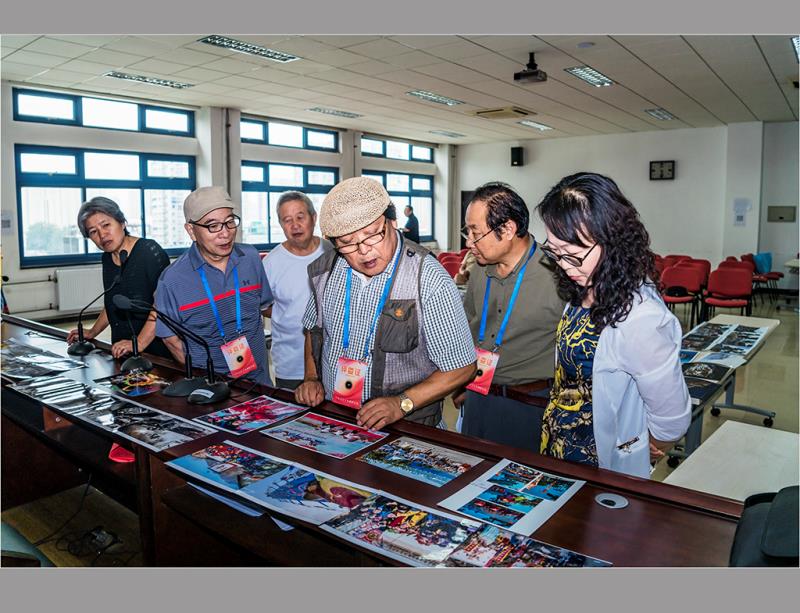 2-郝远征、王石芝、董化斌三位老师现场评审(1)(高万富摄) 2-郝远征、王石芝、董化斌三位老师现场评审(1)(高万富摄)