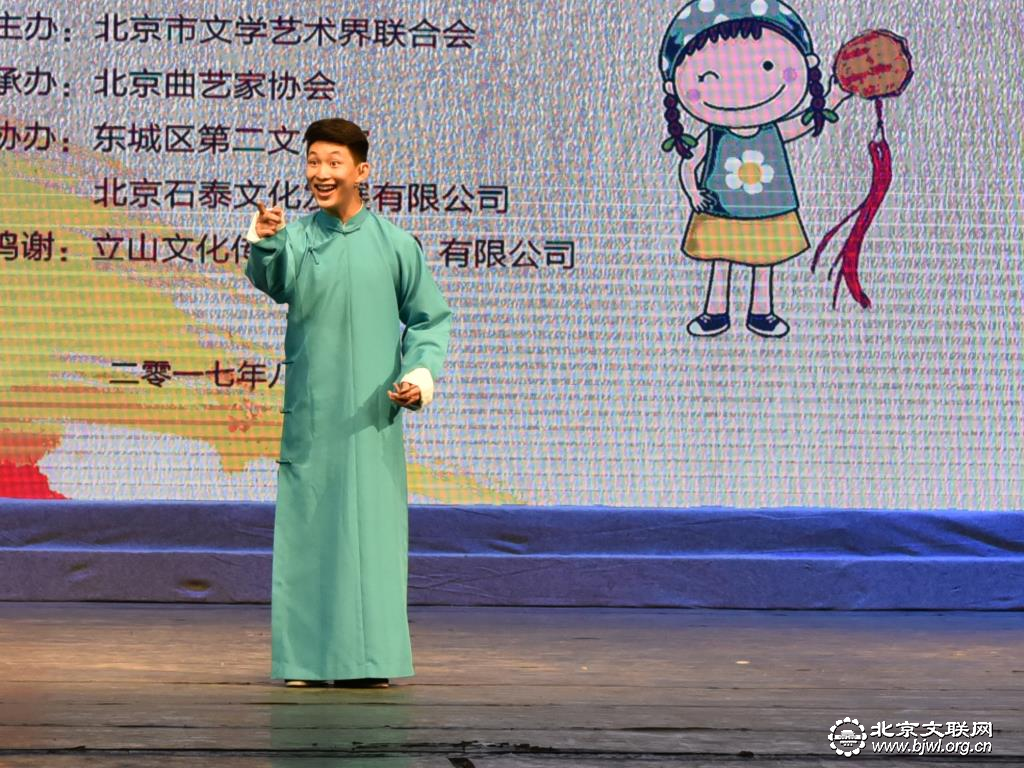杨鸣豫表演山东快书《闯红灯》 杨鸣豫表演山东快书《闯红灯》
