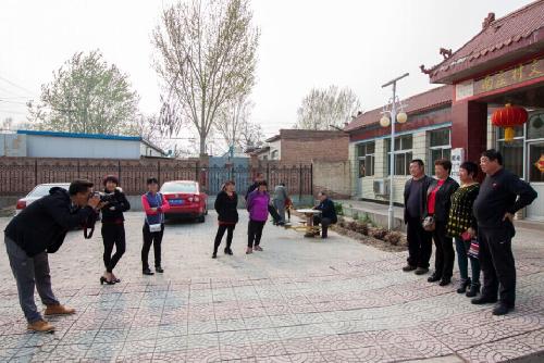 摄影家为村民拍摄全家福 摄影家为村民拍摄全家福