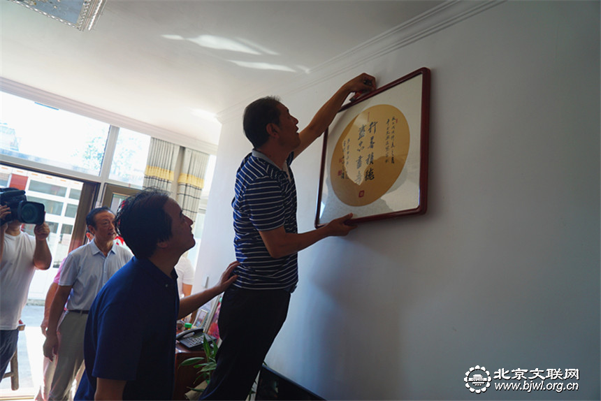 到村民家中送家训