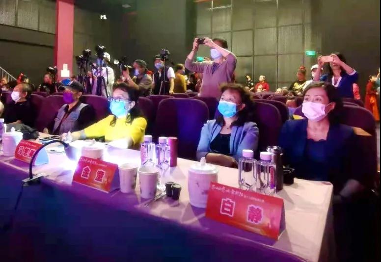 区文联常务副主席兼秘书长金童,副秘书长白静观看比赛(朝阳文联供图) 区文联常务副主席兼秘书长金童,副秘书长白静观看比赛(朝阳文联供图)