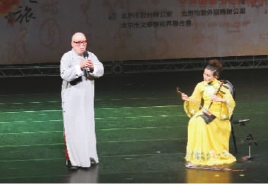 08 王媛媛(右)与台湾戏曲艺术家朱锦荣联袂演出于点儿表演魔术  王晓溪  摄 08 王媛媛(右)与台湾戏曲艺术家朱锦荣联袂演出于点儿表演魔术  王晓溪  摄