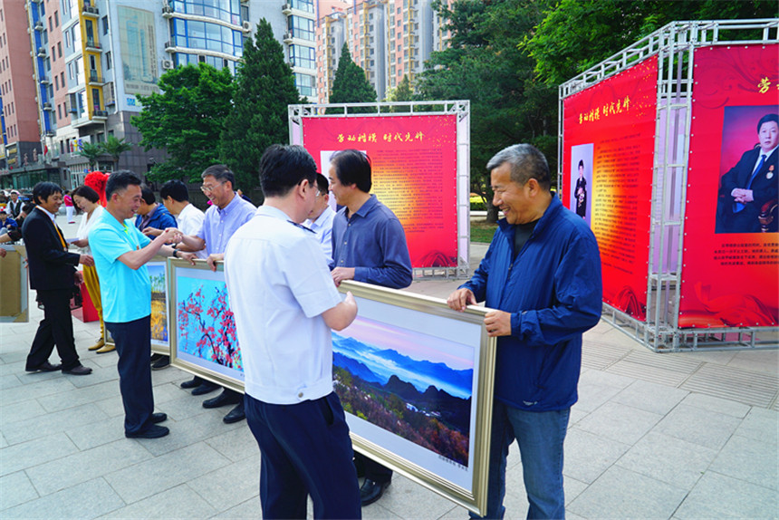 为劳模代表赠送摄影作品 (3)