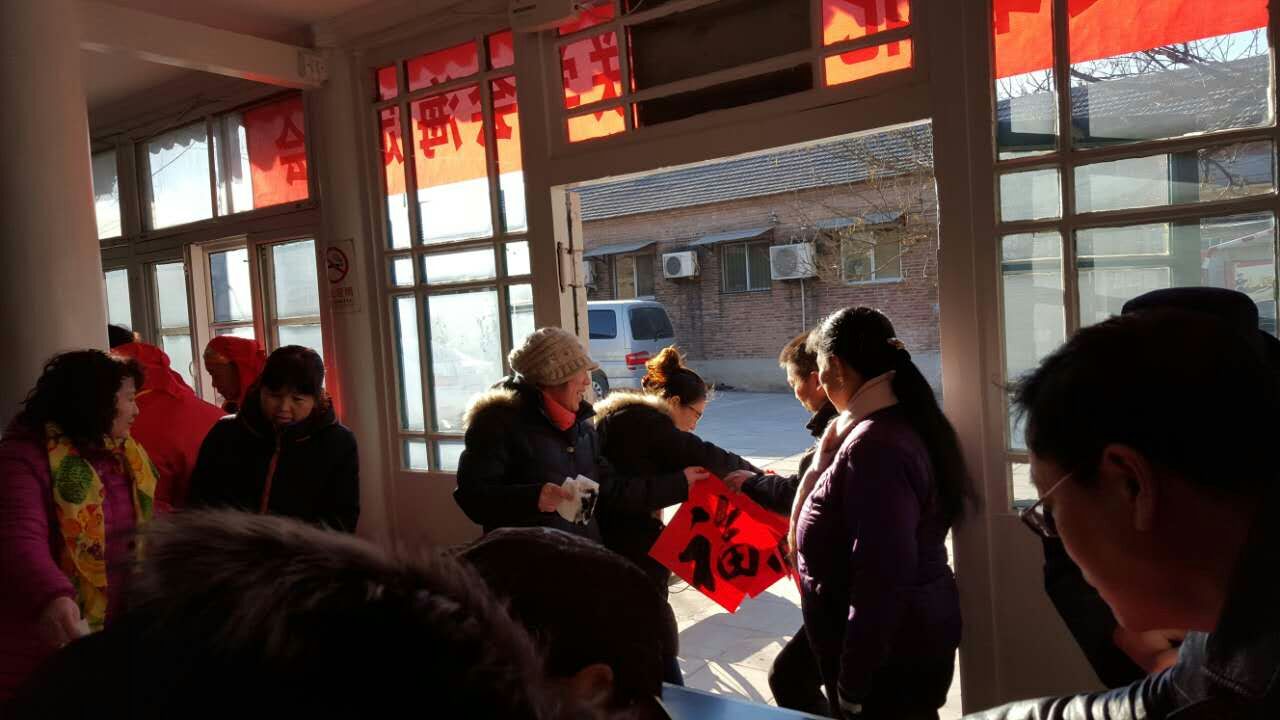 “义务写春联,万福送万家”活动现场 “义务写春联,万福送万家”活动现场