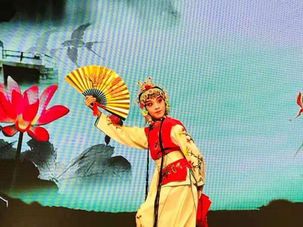 插图2:孩子们在表演 插图2:孩子们在表演