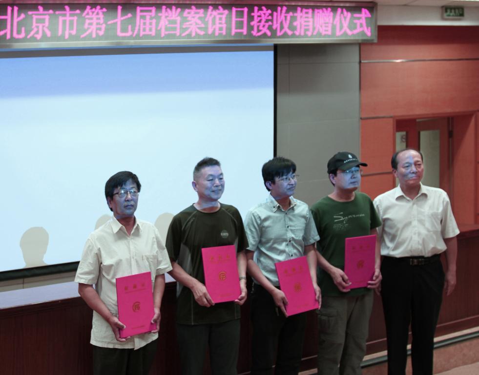 有关领导向艺术家代表发放收藏证书