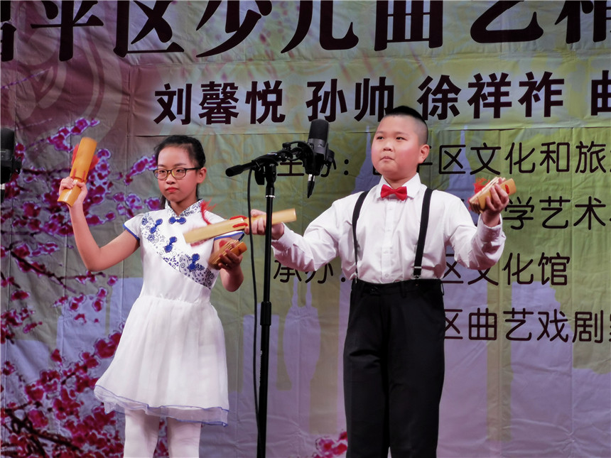 2 刘馨悦、孙帅表演对口快板《说水》 2 刘馨悦、孙帅表演对口快板《说水》