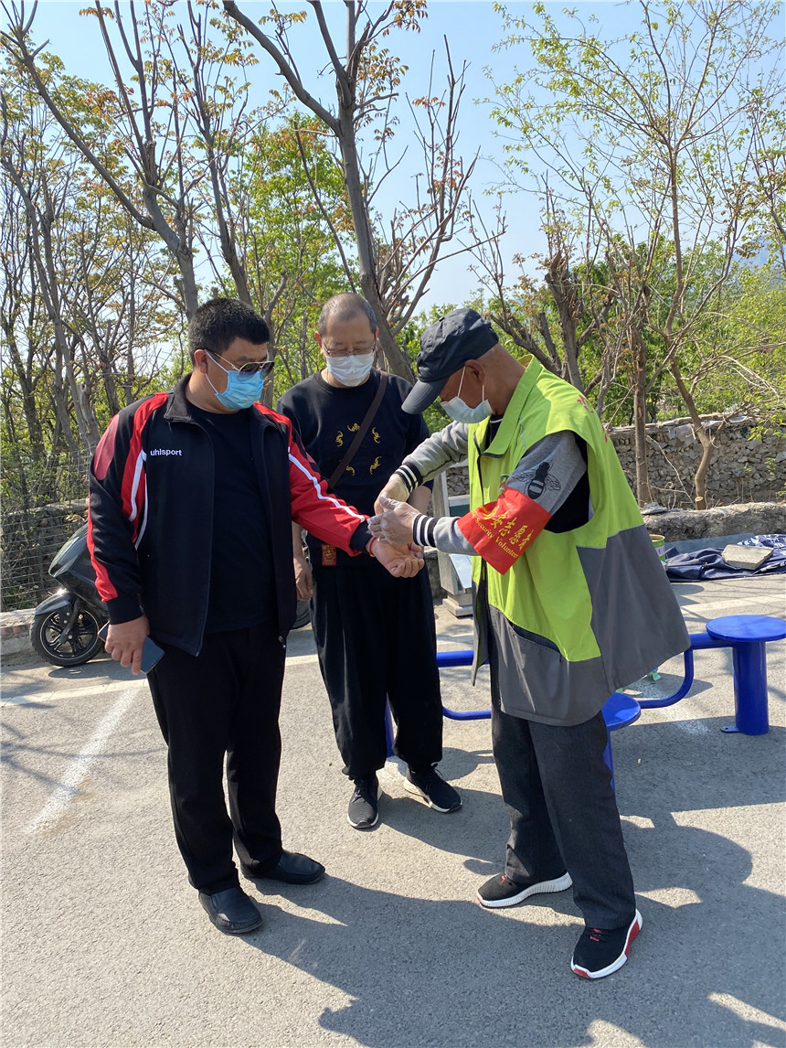 5-艺术家们实地感受值守人员对每一道关卡严防死守的工作态度（白雪摄）