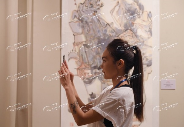 5俄罗斯少女在观展(转自俄罗斯卫星通讯社网站) 5俄罗斯少女在观展(转自俄罗斯卫星通讯社网站)