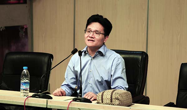 李伟健在讲课 李伟健在讲课