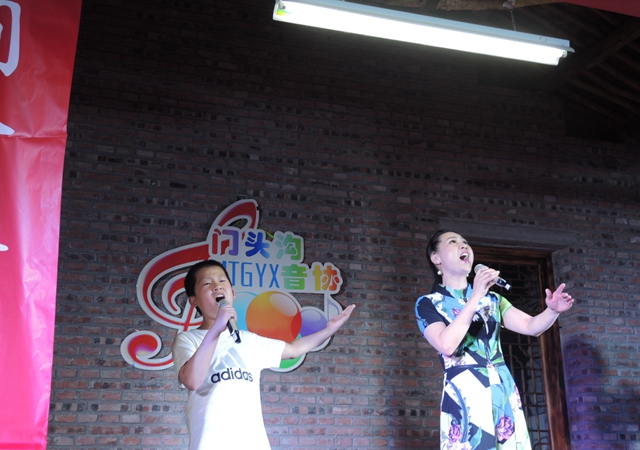 2-母子演唱《平西颂》 现场（任海濛摄）