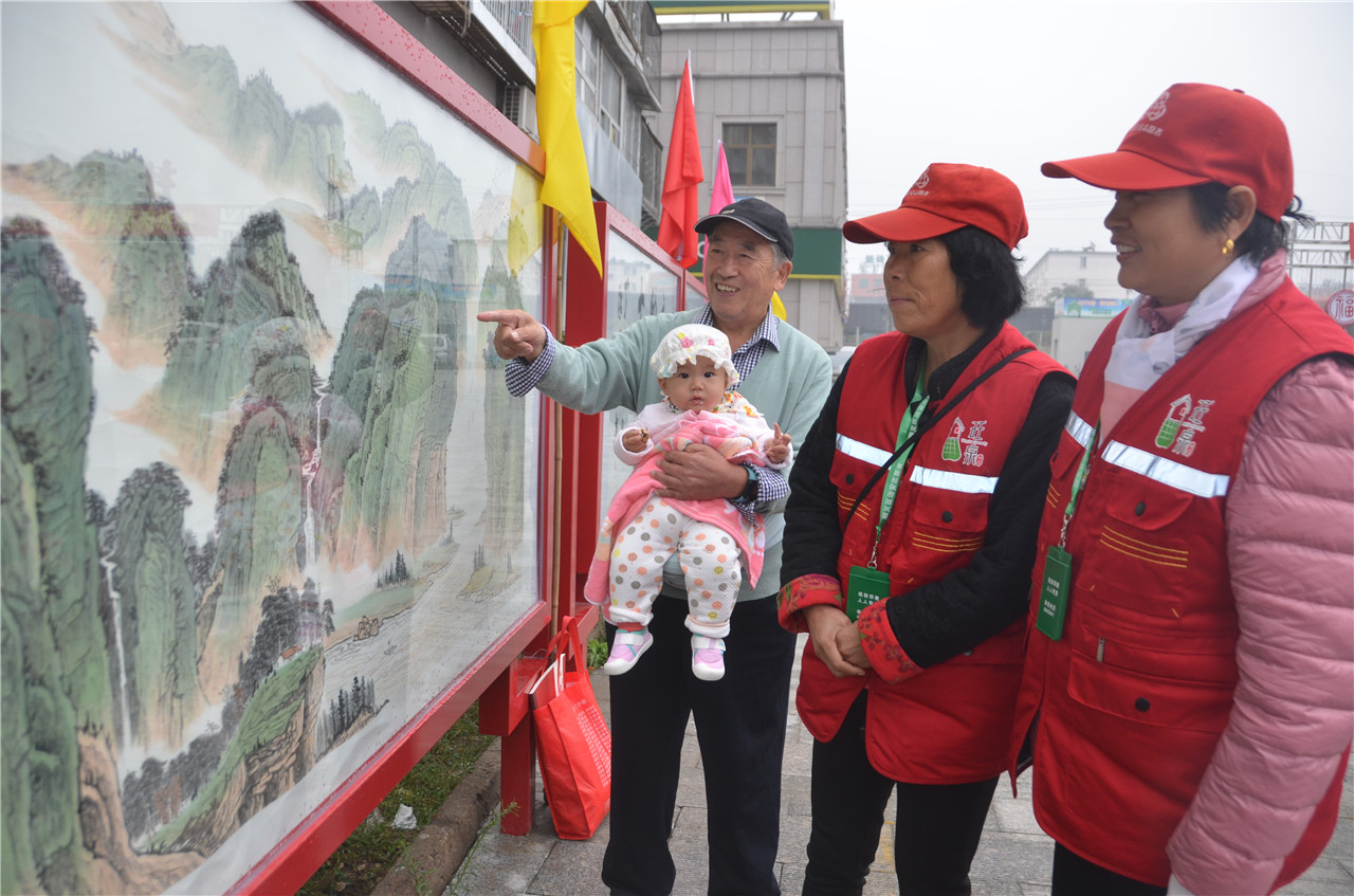 志愿者陪着爷孙看山水 志愿者陪着爷孙看山水