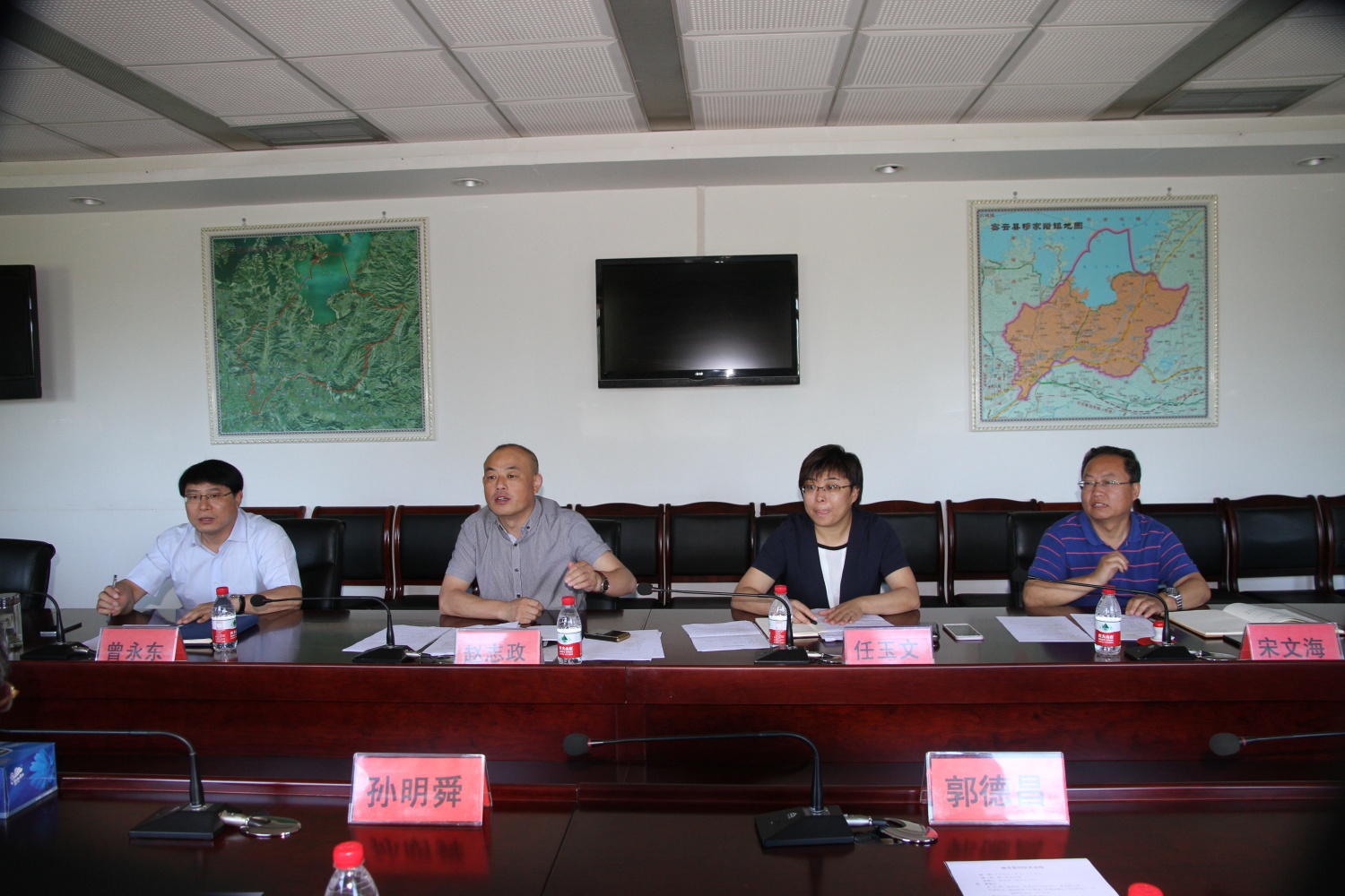 穆家峪镇党委书记赵志政介绍该镇情况