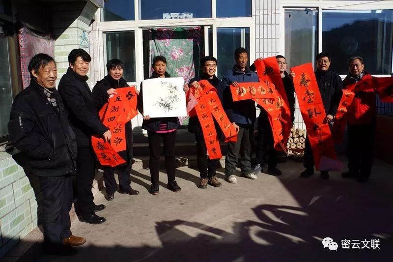 插图4：书法家将对联福字送到百姓家中