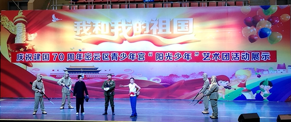 插图2:小演员们在演出 插图2:小演员们在演出