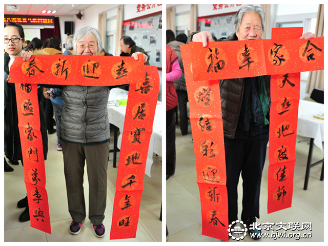 6领到了对联的村民喜笑颜开