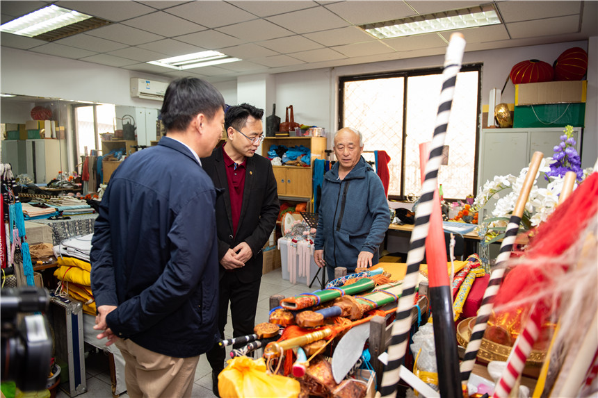 1调研组参观马家堡街道和韵京剧团活动场地和服装道具 1调研组参观马家堡街道和韵京剧团活动场地和服装道具