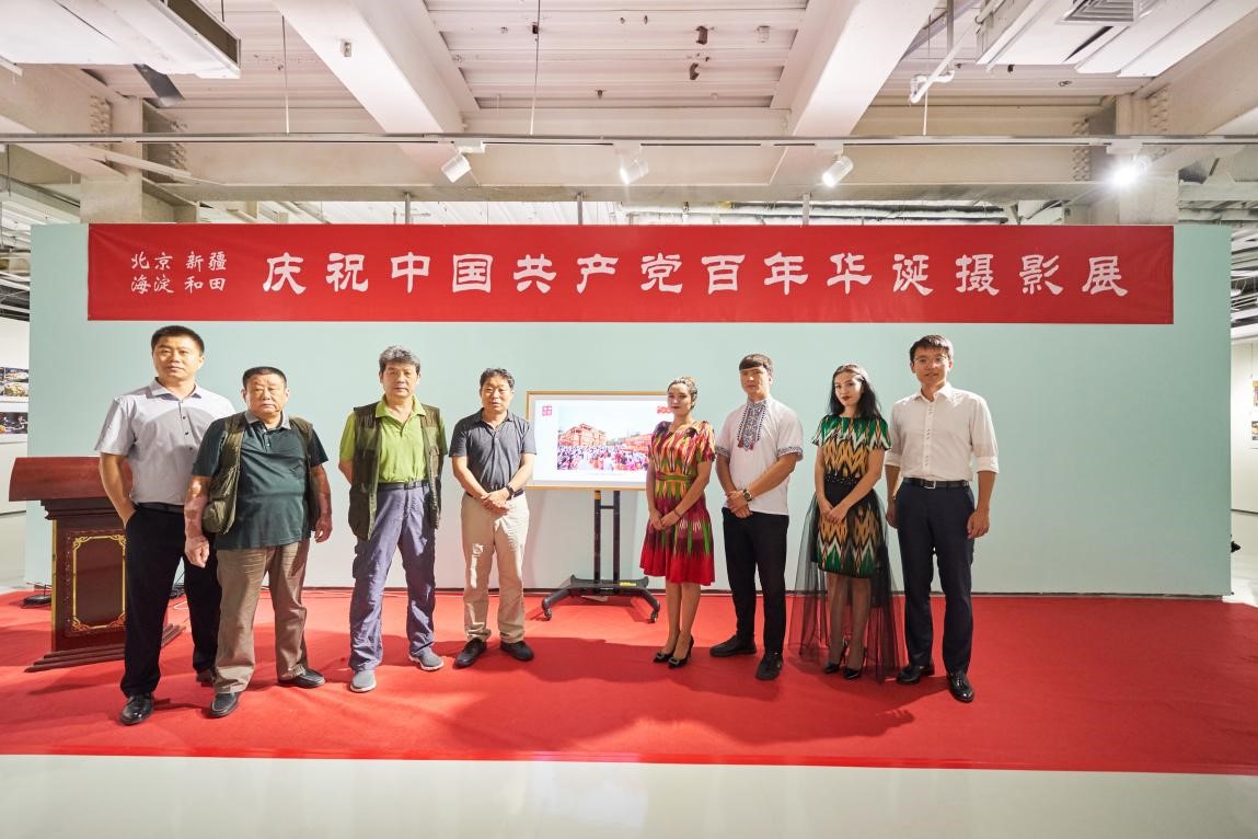 海淀文联主席苗地等与和田代表合影留念 海淀文联主席苗地等与和田代表合影留念