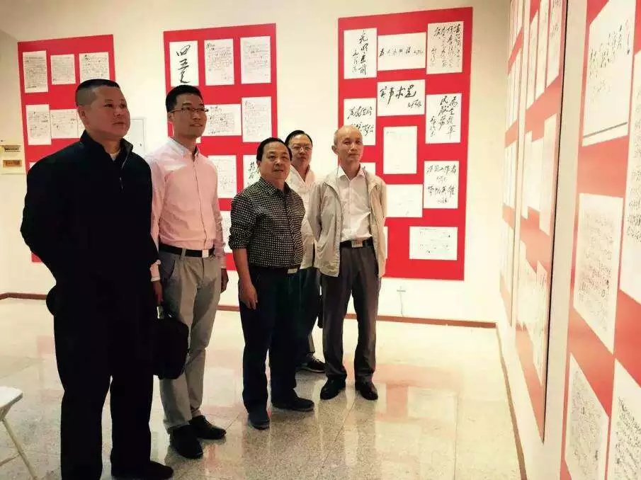 2观众参观展览 2观众参观展览