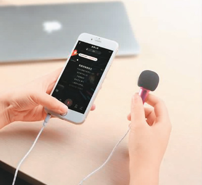 用户正在用K歌软件录歌。图片来源于网络