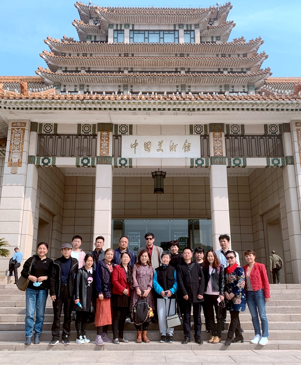 插图1:参观人员合影留念 插图1:参观人员合影留念