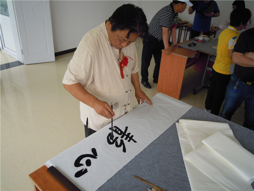 艺术家创作书法作品