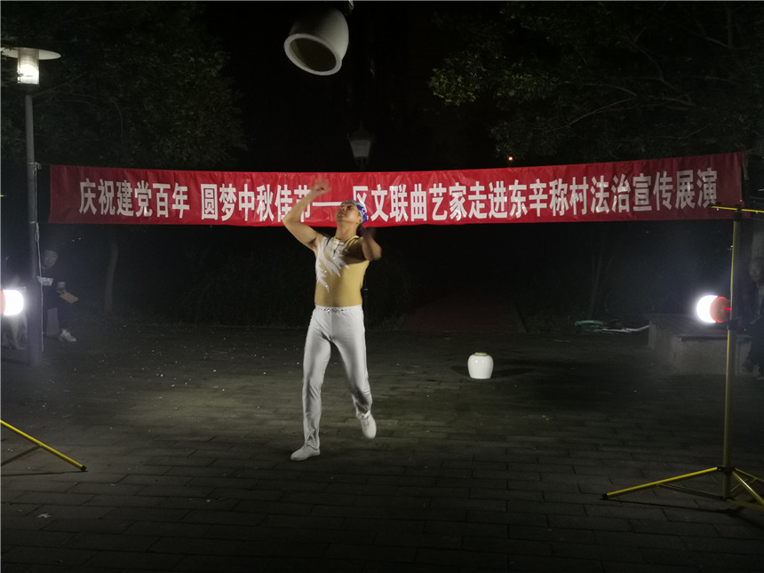 4、曲协杂技表演者(白雪摄) 4、曲协杂技表演者(白雪摄)