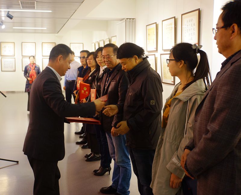 插图3：书画院院长谷宝荣为聘请的名誉院长、副院长和理事、监事颁发聘书