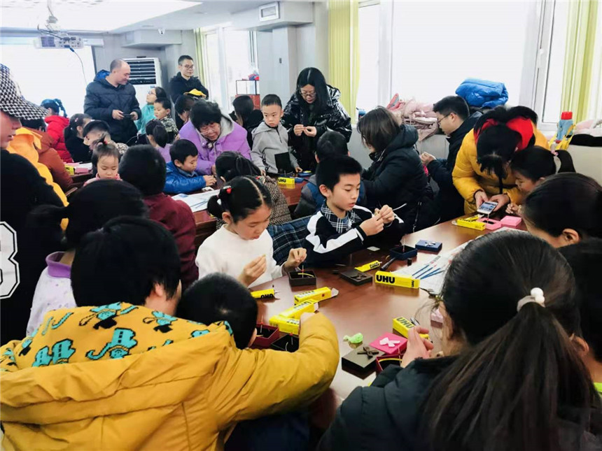 03 永外街道居民积极参与“毛猴”制作