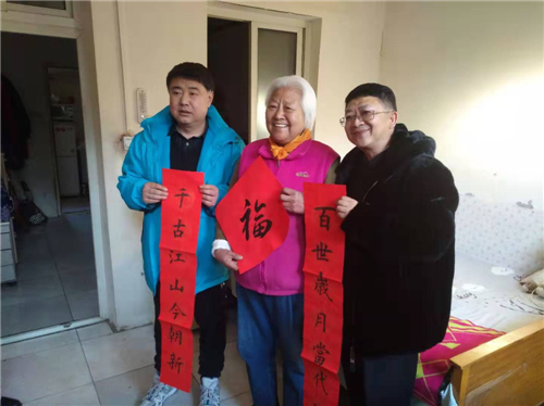 06 郭宝庆副主席同祈谷社区书记何洪伟到该社区老人家中进行慰问 06 郭宝庆副主席同祈谷社区书记何洪伟到该社区老人家中进行慰问