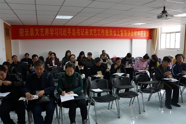 座谈会现场,大家认真学习.jpg 座谈会现场,大家认真学习.jpg