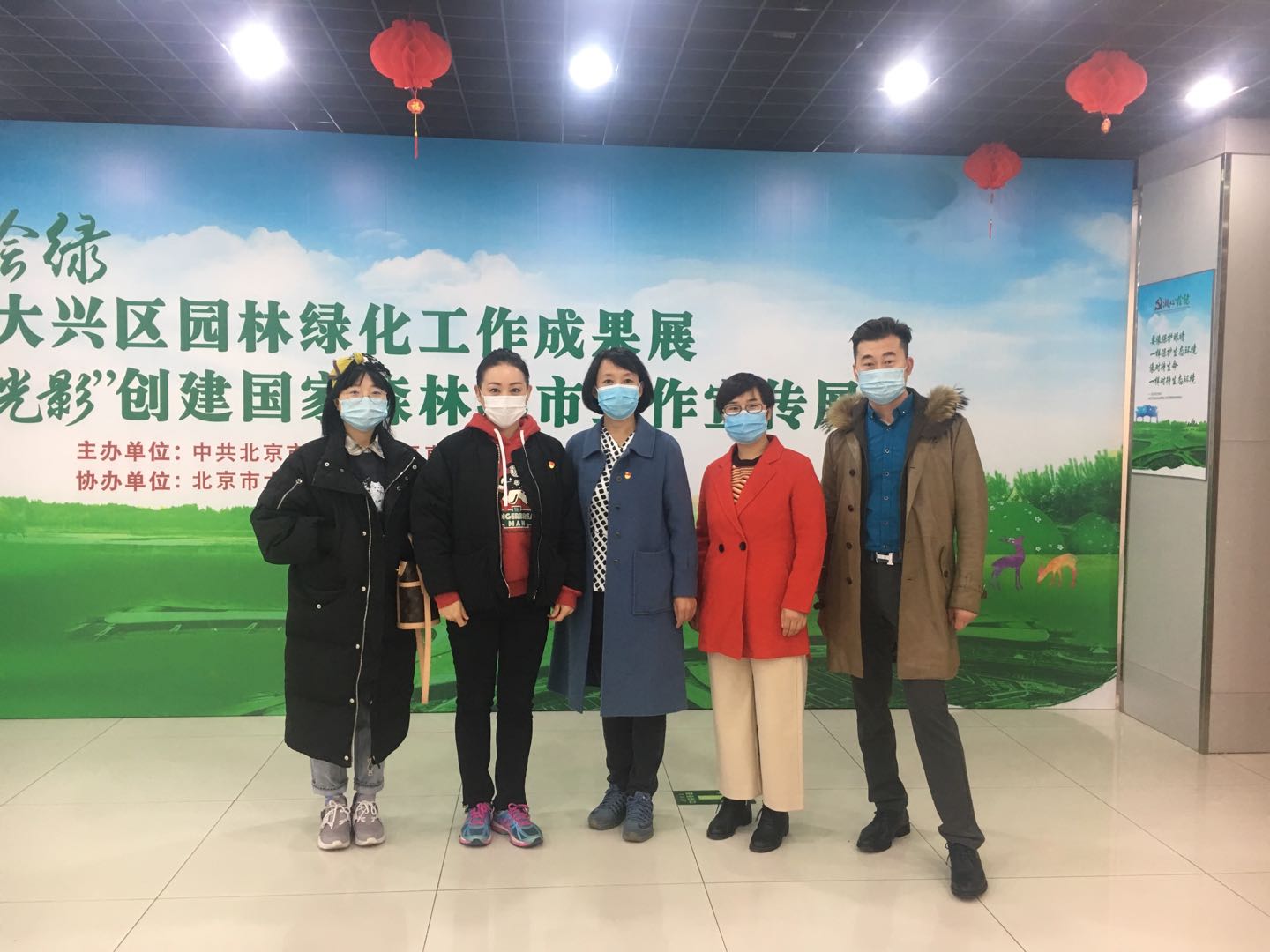 大兴区文联副主席年宏伟(中)和党支部书记王静(左二)带队到区文化馆参观 大兴区文联副主席年宏伟(中)和党支部书记王静(左二)带队到区文化馆参观