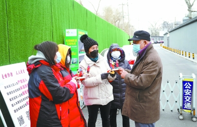 5张老与东城区长青园社区临时门岗的基层工作者们交换创作意见。