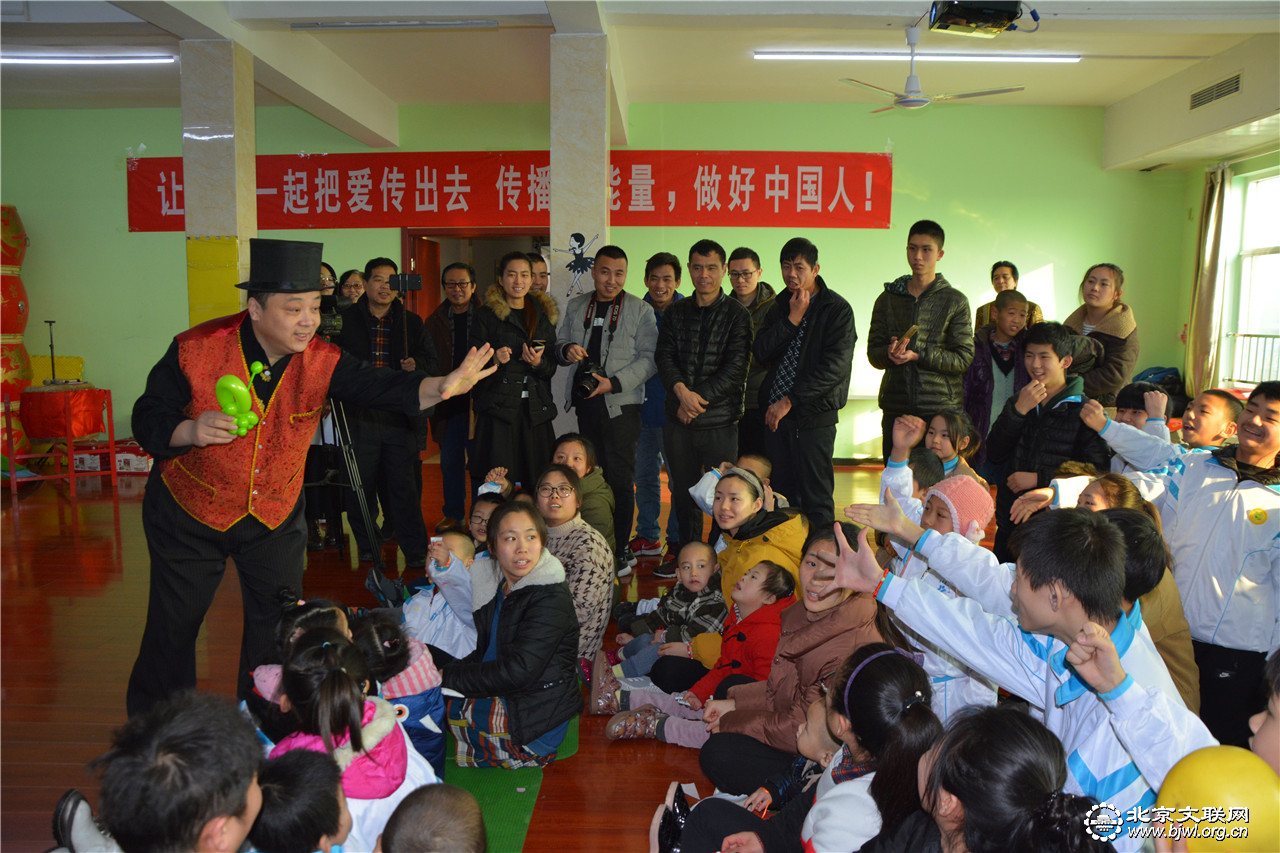 张金旭表演《滑稽串烧》