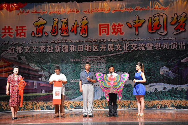 民间艺术家展示作品 民间艺术家展示作品