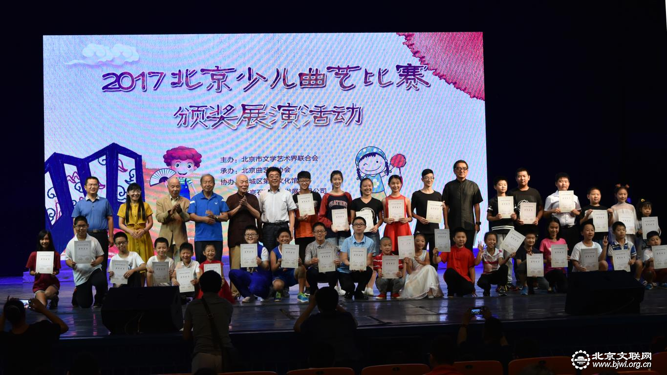 市文联党组副书记杜德久等为二等奖获得者颁奖 市文联党组副书记杜德久等为二等奖获得者颁奖