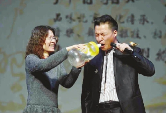05 冀勇通过口技与观众互动  王晓溪  摄 05 冀勇通过口技与观众互动  王晓溪  摄