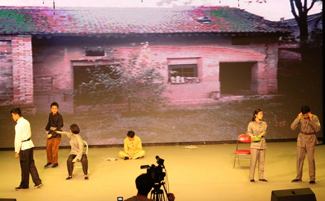 2清华附中剧组演绎《战胜而胜》