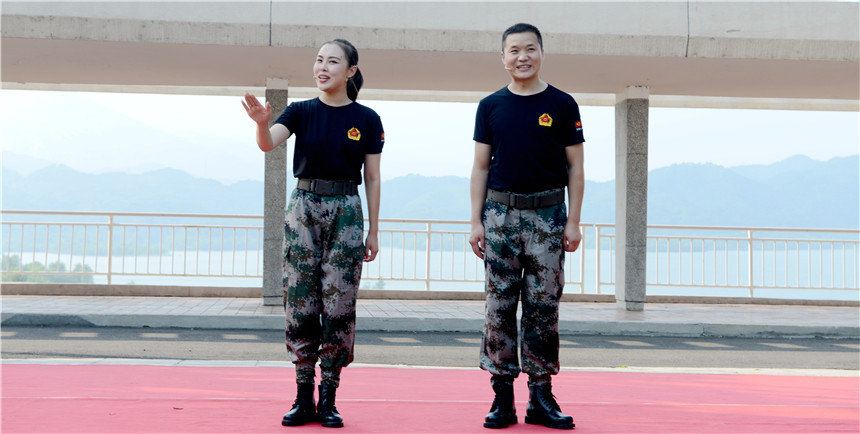 图7、刘桂彪与同事前往部队慰问演出