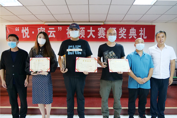 插图3:嘉宾为三等奖作者颁发证书 插图3:嘉宾为三等奖作者颁发证书