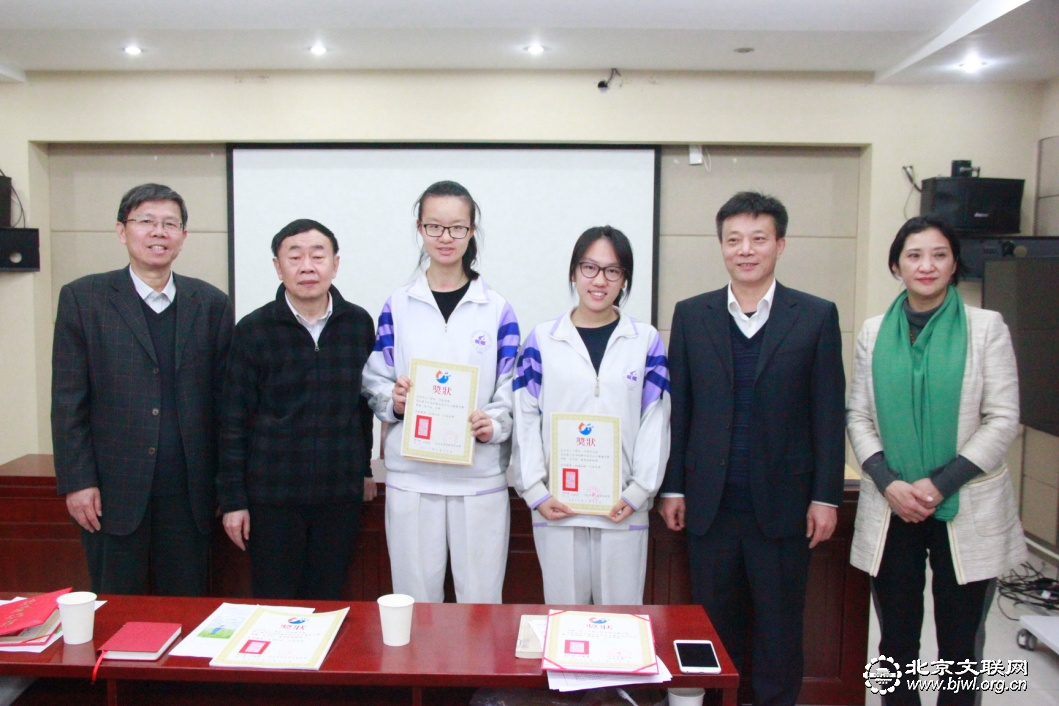 为八一学校获奖奖同学颁奖