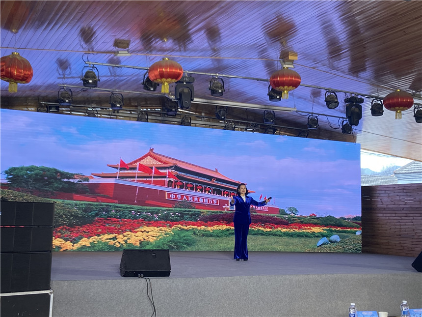 歌曲《五星红旗飘起来》 《江山无限》   表演者:于建英 歌曲《五星红旗飘起来》 《江山无限》   表演者:于建英
