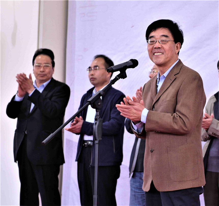 北京市文联党组副书记杜德久同志宣布展览开幕 北京市文联党组副书记杜德久同志宣布展览开幕