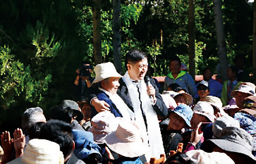 06 在娘热风情园内的首场演出中,海政文工团歌手汤俊的演唱赢得了藏族老乡热情的哈达和同声唱和。