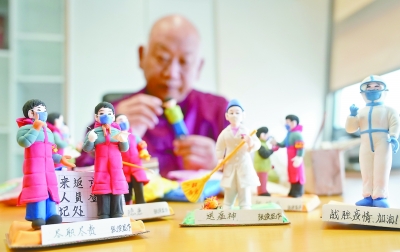 1疫情发生后，举国上下、万众一心抗击疫情，张俊显备受感动。为此，他以面人的形式创作了《送瘟神》、《尽职尽责》、《把好关》、《忠实守护者》等作品。