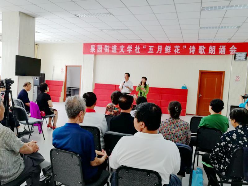 插图1:朗诵会现场 插图1:朗诵会现场