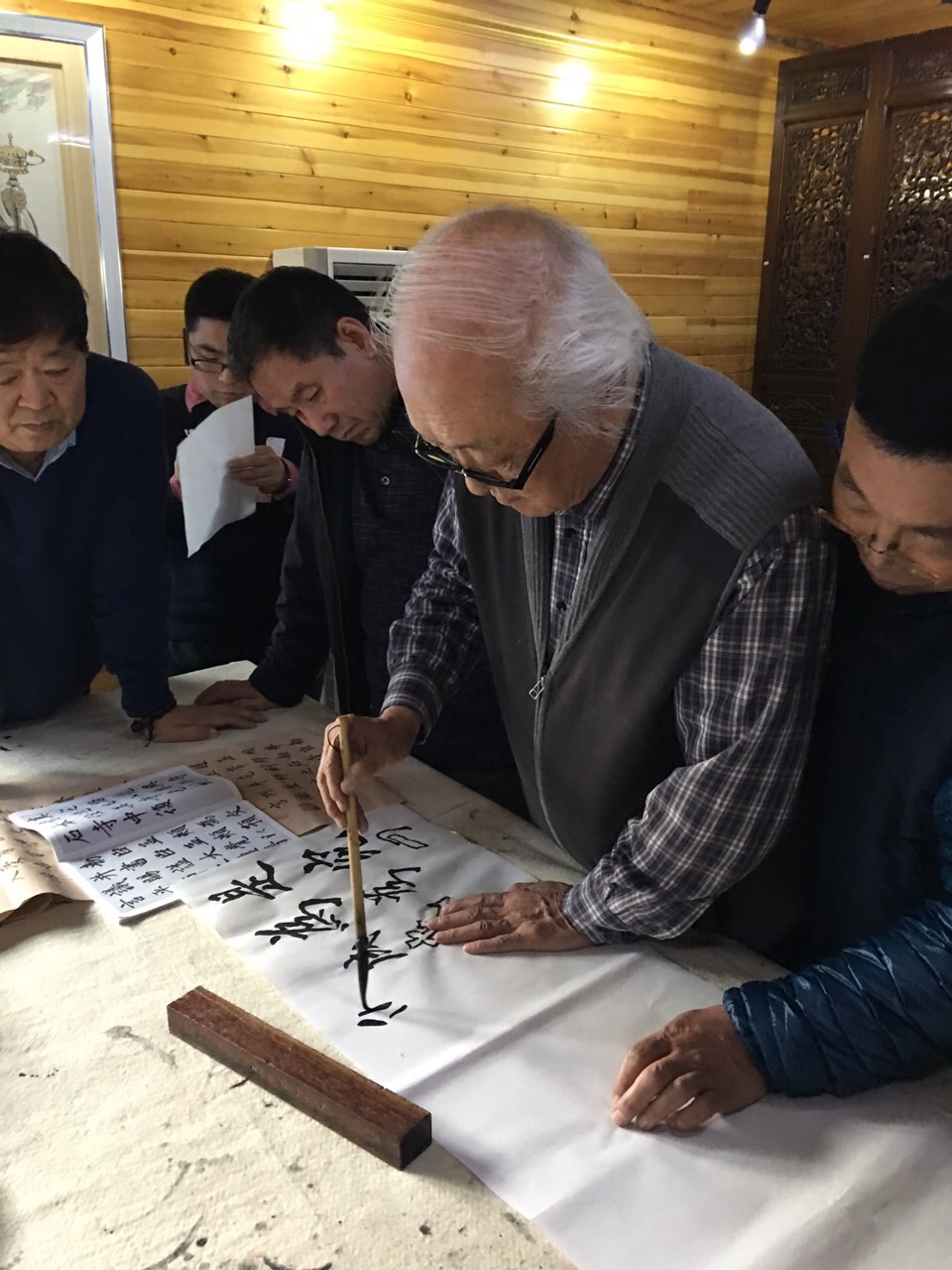 名誉主席张书范为大家做示范