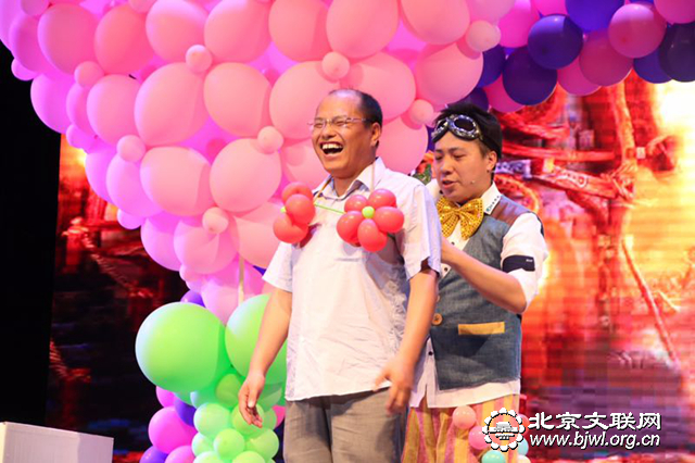 气球王子“圣堂哥哥”与大朋友互动